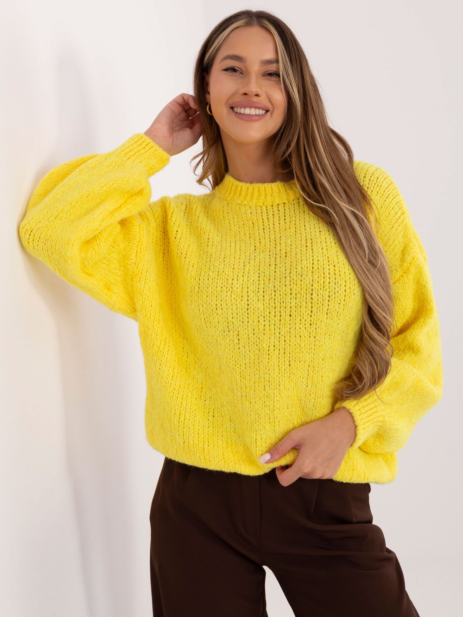 Żółty sweter oversize z domieszką wełny