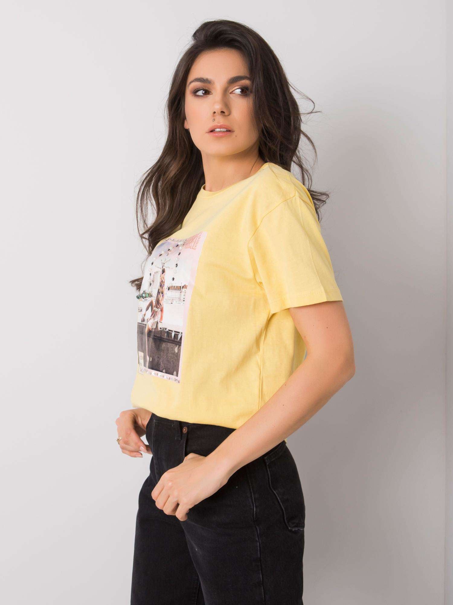 Żółty t-shirt z aplikacjami